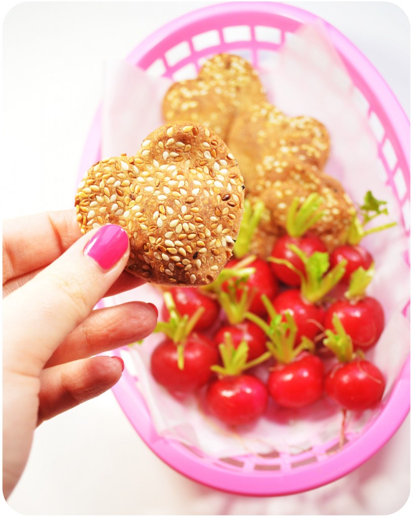 cracker-sésame-farine-comlète-dip-chèvre-frais-betterave-pois-chiche-saint-valentin-rose-végétarien