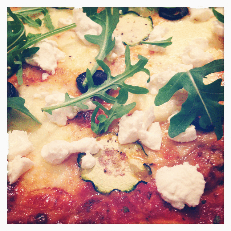 pizza-maison-party-sauce-tomate-bleu-roquette-chèvre-frais-origan-courgette-olive-gif