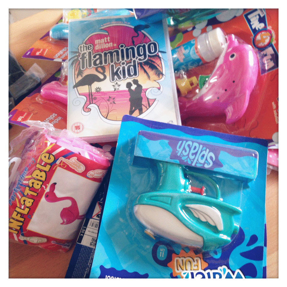 peche-aux-cadeaux-pistolet-à-eau-bulles-lunettes-flamant-rose-gonflable-flamingo-kid-dvd-flamingo-birthday-party-invités-fete