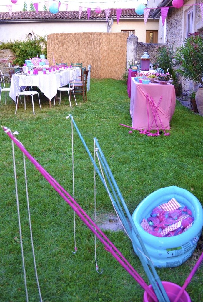 peche-aux-cadeaux-à-la-ligne-piscine-rose-turquoise-bambou-ficelle-fil-de-fer-chevron-pochette-hemma-flamingo-birthday-party-fete-jeu