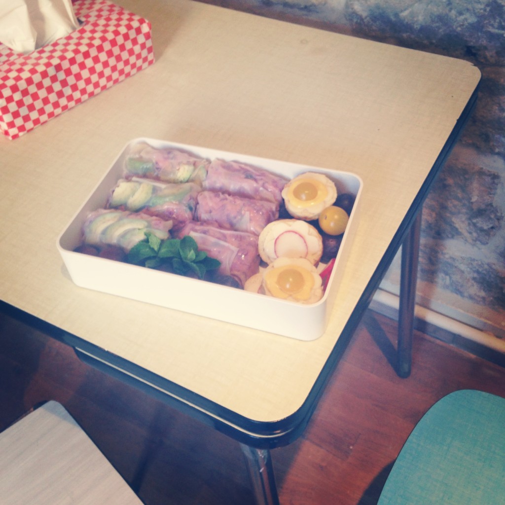 irodori bento rouleaux de printemps chou rouge scones salés