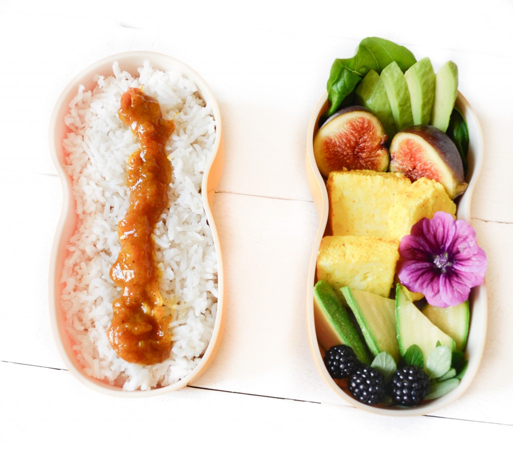 KOTORITACHI BENTO végétarien perruche paneer au curry figues mûres chutney mangue nectarine mauve avocat courgette du jardin